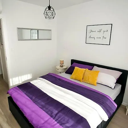 Sweet Daisy With Parking Apartament