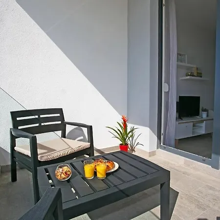 Sweet Daisy With Parking Zara